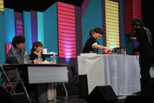 内田雄馬の調理を見守るキャストたち。