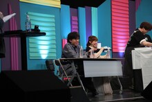 内田雄馬の調理を見守るキャストたち。