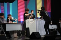 内田雄馬の調理を見守るキャストたち。