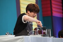 調理中の内田雄馬。