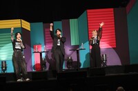 左から戸谷菊之介、坂田将吾、ファイルーズあい。