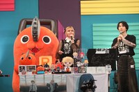 「チェンソーマン」ステージの様子。左からポチタ、ファイルーズあい、戸谷菊之介。