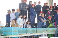 武田梨奈が漁港で競りを初見学。(c)新久千映／コアミックス (c)２０２３「ワカコ酒７」製作委員会