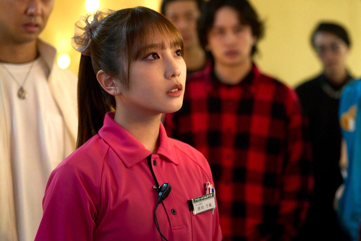 ヤンキーにも臆せず立ち向かう与田祐希（乃木坂46）演じる皆川千紘。(c)2023『OUT』製作委員会