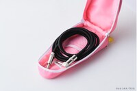 「ぼっち・ざ・ろっく! ギターケース風ポーチ付きBOOK」付録のギターケース風ポーチ。