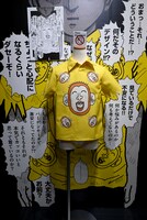 「原作＆TVアニメ第3期エリア」に展示された“はげ散らかしモンキーシャツ”。