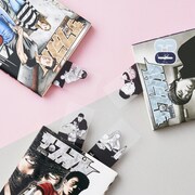 「単行本の上で日常を過ごすしおり」