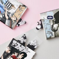 「単行本の上で日常を過ごすしおり」