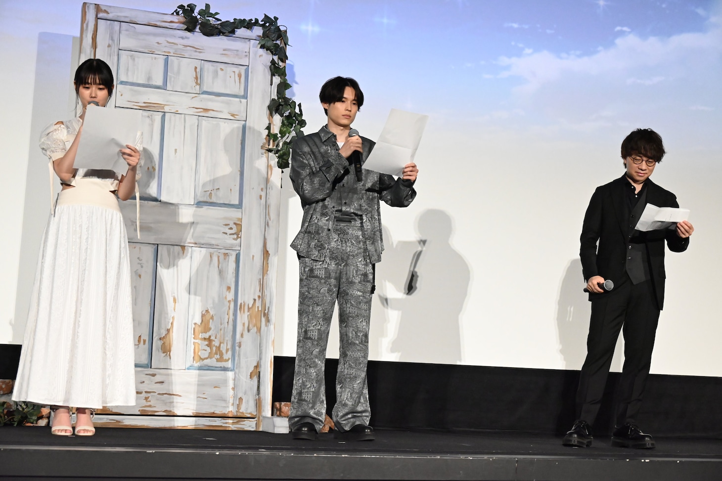 左から原菜乃華、松村北斗、新海誠監督。
