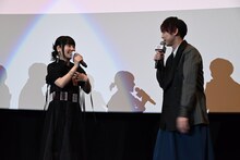 左から本渡楓と梶裕貴。