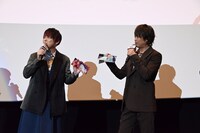 入場特典を見せ合う梶裕貴と浪川大輔。