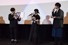 パンフレットについて語り合う森田成一、本渡楓、梶裕貴。