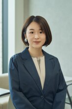 綾乃彩扮する前田。 (c)「4月の東京は...」製作委員会・MBS