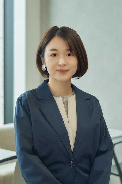 綾乃彩扮する前田。 (c)「4月の東京は...」製作委員会・MBS