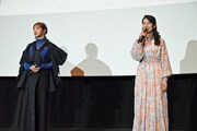 左から井上麻里奈、三石琴乃。