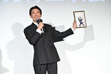 複製原画を受け取った高橋一生。