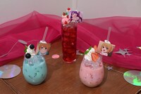 左から、「アクアのチョコミルクドリンク」、「アイのベリーハーブティーレモネード」、「ルビーのいちごヨーグルトドリンク」