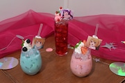 左から、「アクアのチョコミルクドリンク」、「アイのベリーハーブティーレモネード」、「ルビーのいちごヨーグルトドリンク」