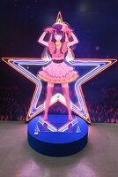 アイのアクリルスタンディ。