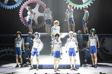 「舞台『弱虫ペダル』～箱根学園新世代、始動～」より。(c)渡辺航（週刊少年チャンピオン）2008／「弱虫ペダル」GR製作委員会2014 (c)渡辺航（週刊少年チャンピオン）／マーベラス、東宝、ＣＡセガジョイポリス