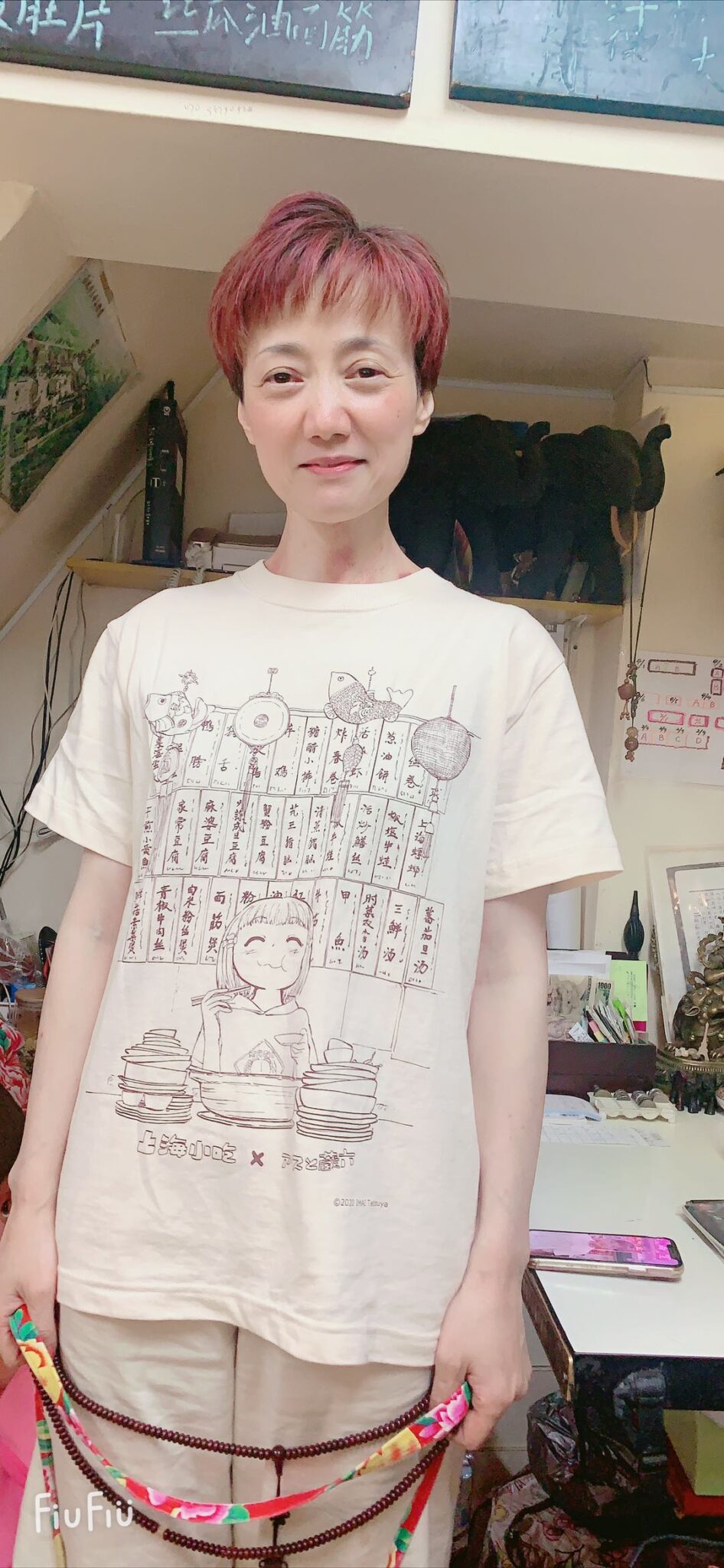 「上海小吃×アリスと蔵六コラボTシャツ」の着用写真。