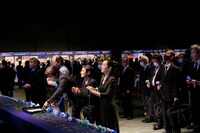 献花を行う潘恵子（中央）と潘めぐみ（中央右）。