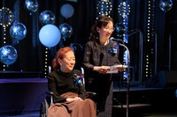 左から牧美也子、松本摩紀子。