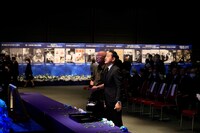 献花を行う毛利衛（中央右）。