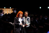 献花を行う野沢雅子（手前）と池田昌子（後列）。