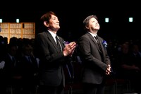 左からささきいさお、タケカワユキヒデ。