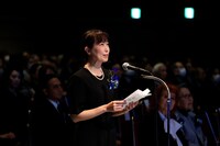 お別れの言葉を述べる山崎直子。