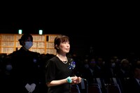 献花をする山崎直子。