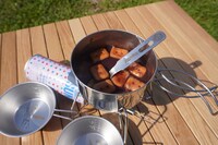 TVアニメ「天国大魔境」と村の鍛冶屋コラボグッズの使用イメージ。