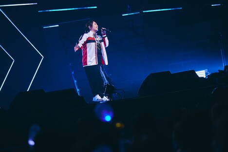 「青」を歌う越前リョーマ役の皆川純子。