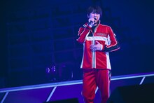 「Life is a theatre」を歌う入江奏多役の相葉裕樹。