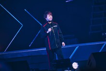 「我が夢の代償」を歌う手塚国光役の置鮎龍太郎。