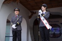 左から小田急電鉄藤沢駅の熊澤駅長、瀬戸麻沙美。