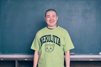 草野大成扮する及川龍雄。及川龍雄はかつていじめられていたことを引きずっており、クラスメイト全員に密かに憎悪を抱いている。