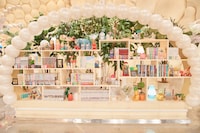 「マツコ＆有吉 かりそめ天国」の本棚。取材時の面陳マンガは「みちかとまり」1巻だった。