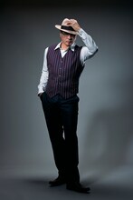 吉川晃司扮する祁答院一輝の全身。(c)TBS