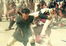 左から、山崎賢人演じる信、清野菜名演じる羌瘣。