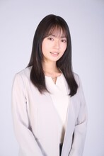 蓬田藤子役の田辺桃子。