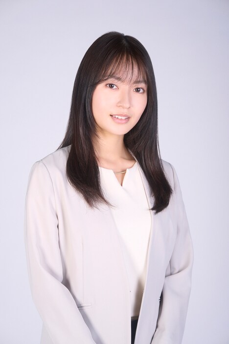 蓬田藤子役の田辺桃子。