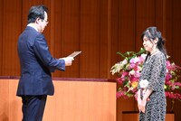 入江喜和の贈呈式の様子。