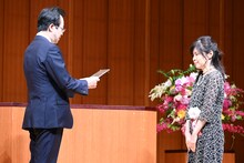 入江喜和の贈呈式の様子。