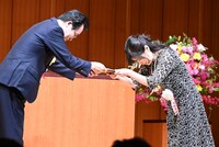 入江喜和の贈呈式の様子。