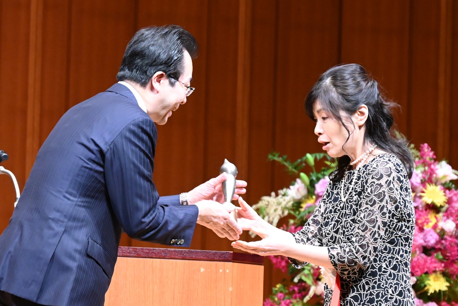 入江喜和の贈呈式の様子。