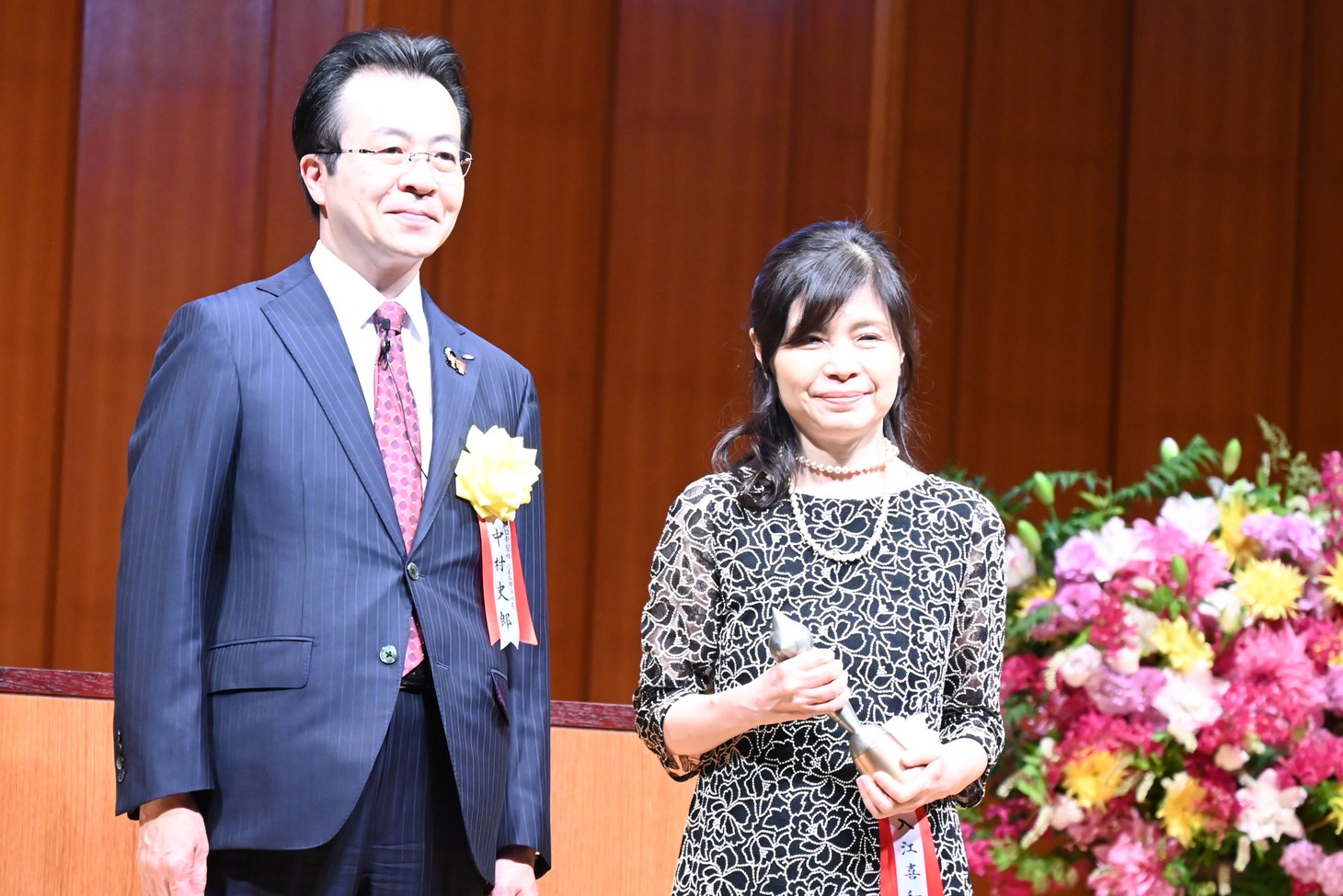 入江喜和の贈呈式の様子。