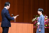 やまじえびねの贈呈式の様子。