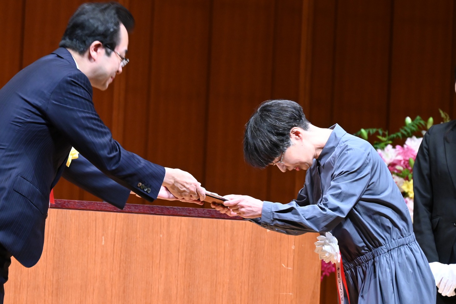やまじえびねの贈呈式の様子。